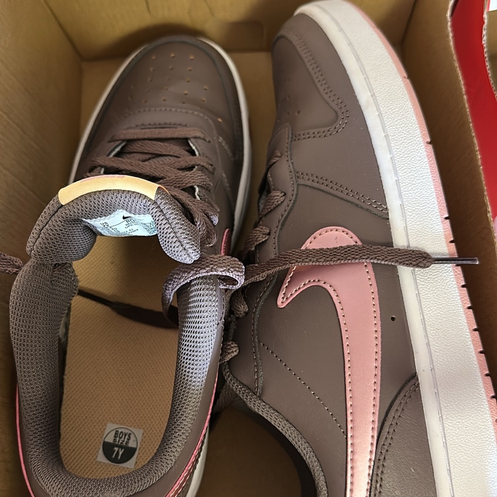Nike Kids Sneakers in Brown and Pink